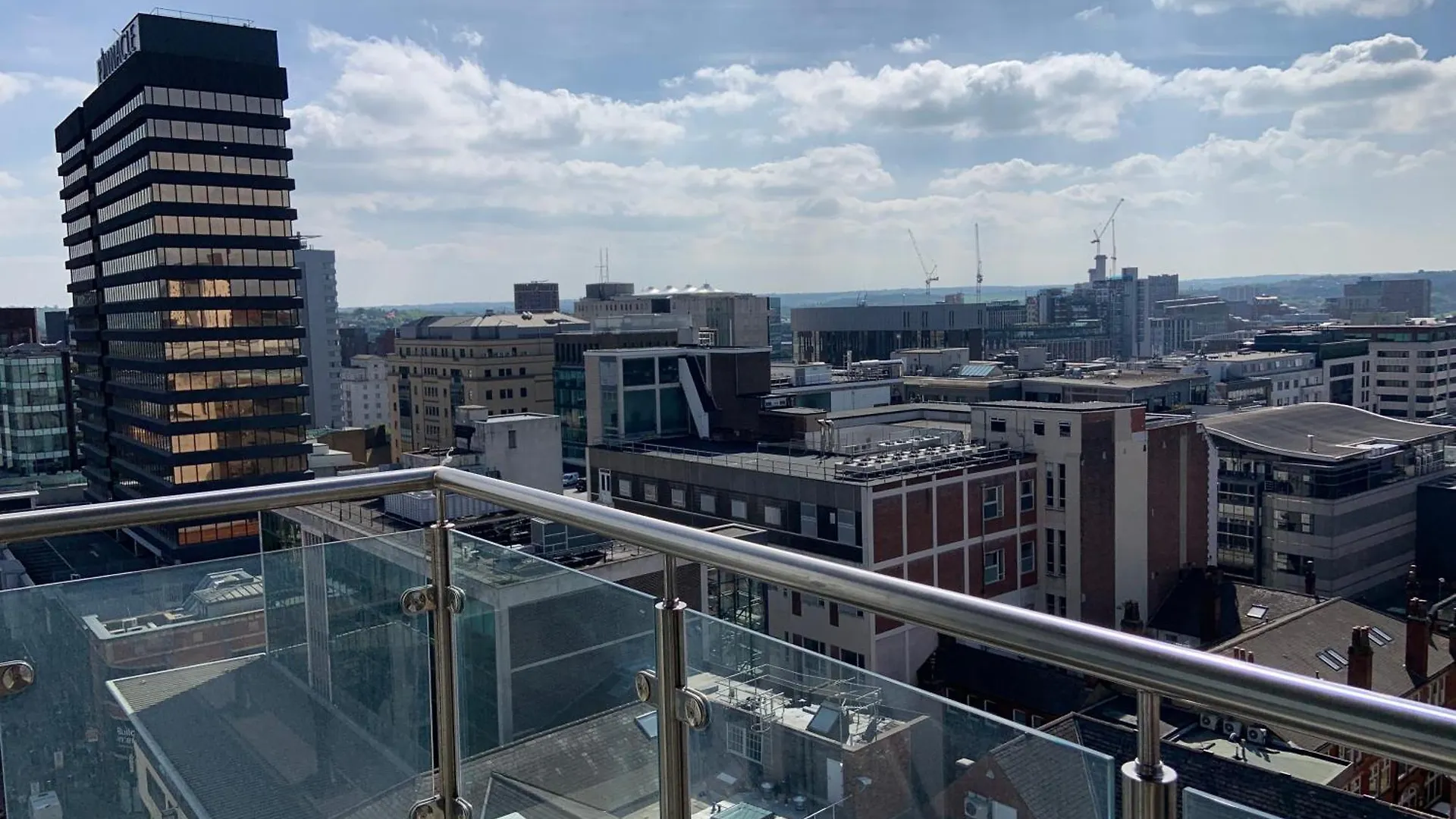 Winners Of 2025 Traveller Award, Elegant Two Bedroom City Central Apartment With Netflix & Wifi Leeds