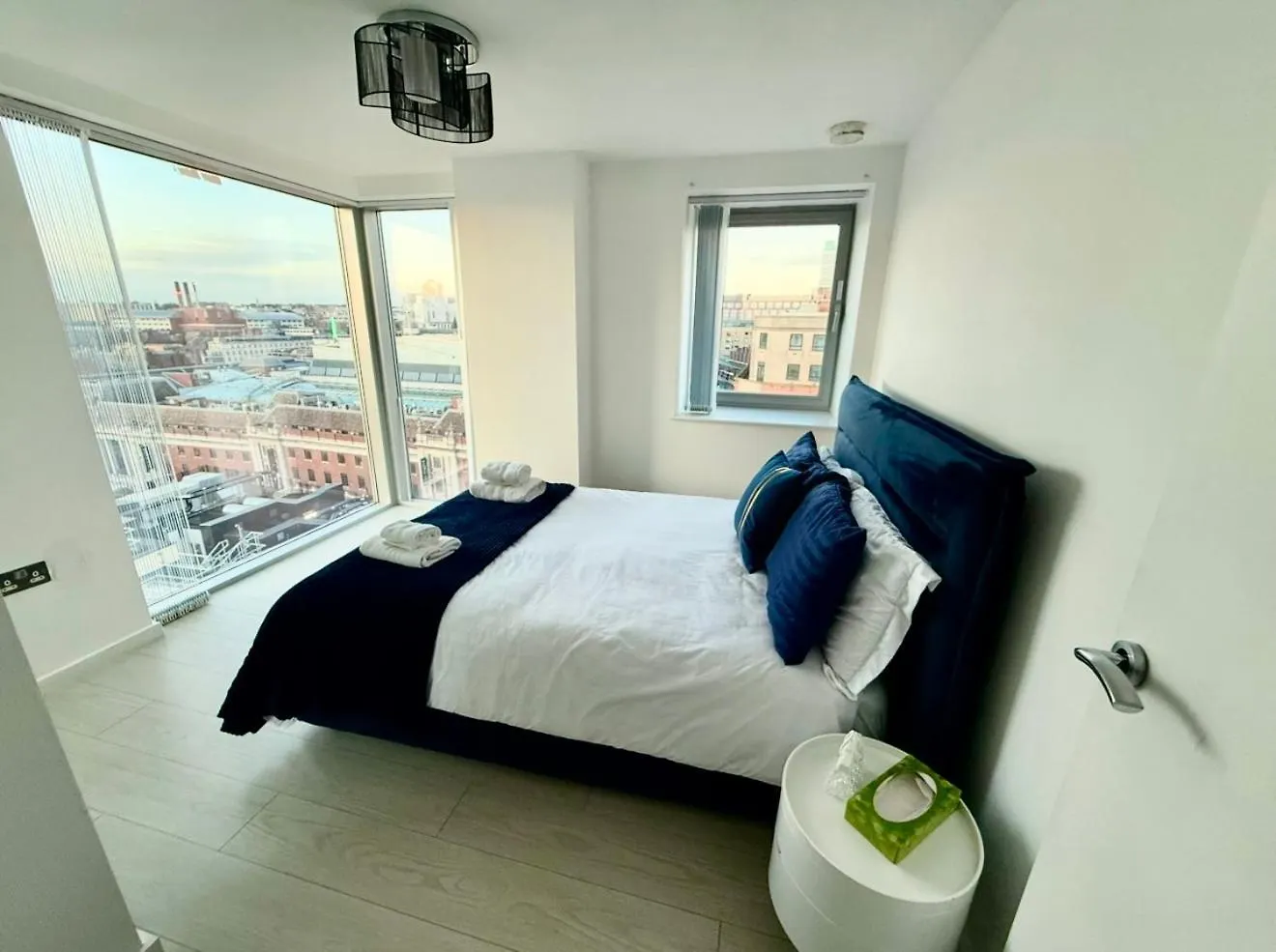 Winners Of 2025 Traveller Award, Elegant Two Bedroom City Central Apartment With Netflix & Wifi Leeds 0*,